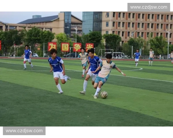 安徽省高中足球联赛精彩开赛 学生运动员竞技拼搏展示青春风采